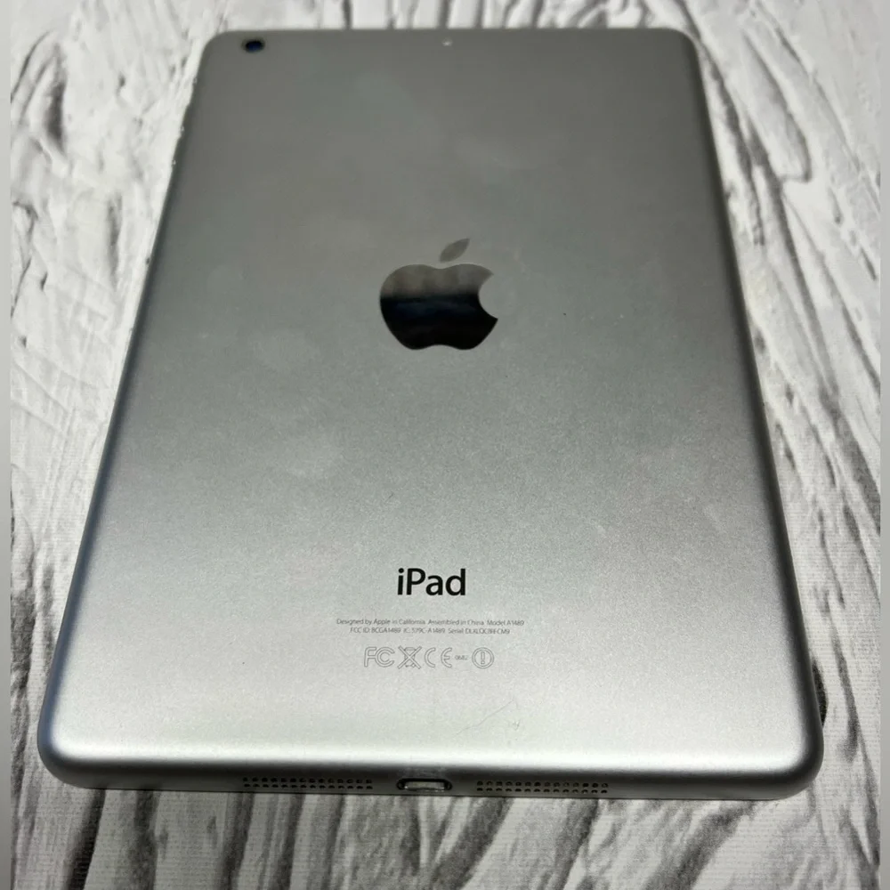 Apple iPad mini 2 32GB, Wi-Fi, 7.9in - Silver (CA) A1489 Used NEED REPAIR
